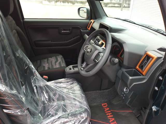操作しやすいインパネシフトは、運転席と助手席の足元空間を格段に広くしました。