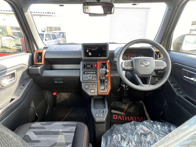 操作しやすいインパネシフトは、運転席と助手席の足元空間を格段に広くしました。