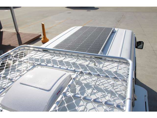 フリップダウンモニター付きで後席でも映像をお楽しみ頂けます♪