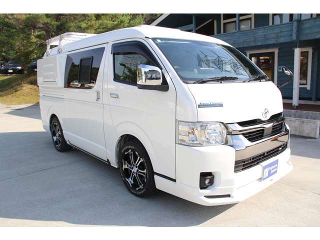 フリップダウンモニター付きで後席でも映像をお楽しみ頂けます♪