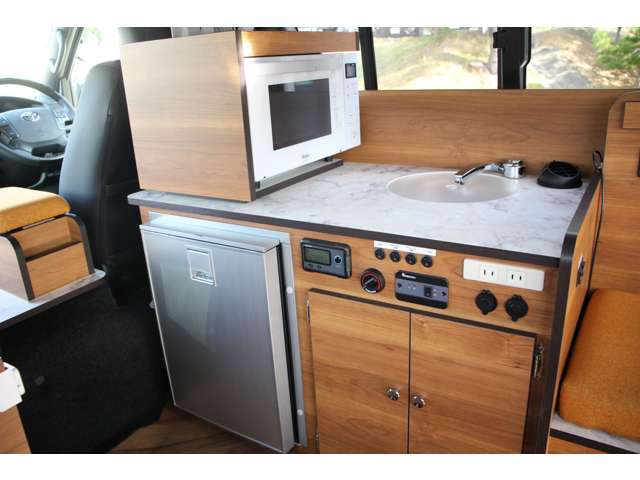 寒い冬や朝夕の冷え込みもぽかぽか！　FFヒーター装備で快適な車中泊が可能です◎