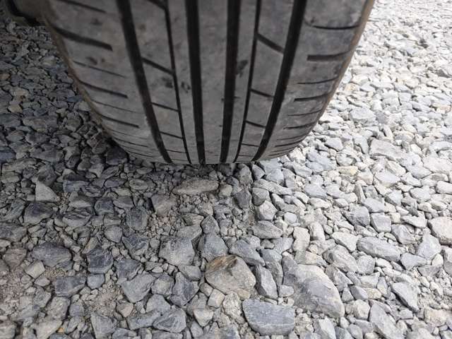 タイヤの溝は4本ともに5分山ほど残っております！