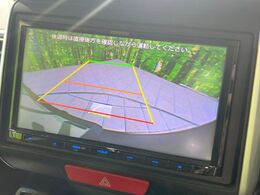 【バックカメラ】駐車時に後方がリアルタイム映像で確認できます。大型商業施設や立体駐車場での駐車時や、夜間のバック時に大活躍！運転スキルに関わらず、今や必須となった装備のひとつです！
