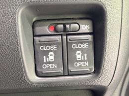 【両側パワースライドドア】スマートキーや運転席のスイッチで後席両側スライドドアの開閉が可能♪電動だから力を入れてドアを開ける必要が無く、小さなお子様でも簡単に開け閉めでき快適です♪