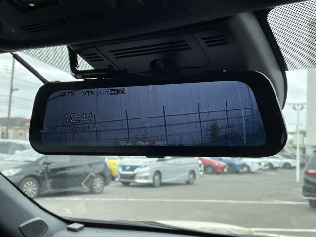 ◆【デジタルインナーミラー】車両後方カメラの映像をルームミラーに映すことが出来ます。 そのため、後席に人や荷物があって後方が見えづらい場合でもしっかり視界を確保することが出来ます。