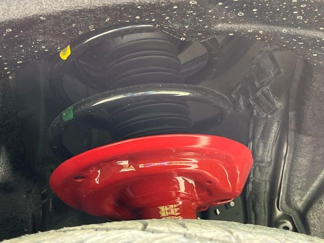 お車を安心してお乗りいただく為には、足回りの定期点検が欠かせません。サービスサポート（有償保証）では無料点検もご提供しており、安心のカーライフをお過ごしいただけるサポート体制が整っています。