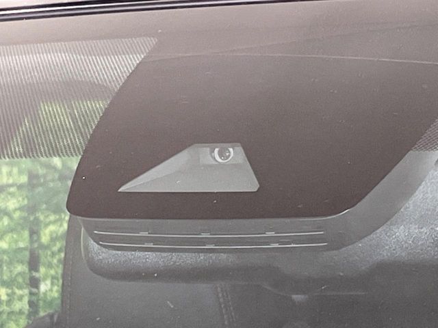 【トヨタセーフティセンス】走行中に前方の車両等を認識し、衝突しそうな時は警報とブレーキで衝突回避と被害軽減をアシスト。より安全にドライブをお楽しみいただけます。