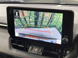 【バックカメラ】駐車時に後方がリアルタイム映像で確認できます。大型商業施設や立体駐車場での駐車時や、夜間のバック時に大活躍！運転スキルに関わらず、今や必須となった装備のひとつです！