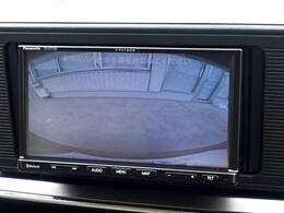 【バックカメラ】駐車時に後方がリアルタイム映像で確認できます。大型商業施設や立体駐車場での駐車時や、夜間のバック時に大活躍！運転スキルに関わらず、今や必須となった装備のひとつです！