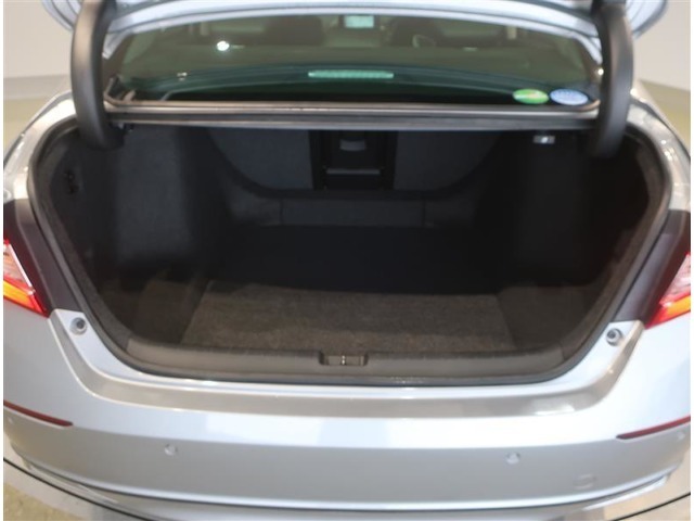 開口部の広いラゲージスペースは、ゴルフバックなどの荷物もラクラク積み込めます。