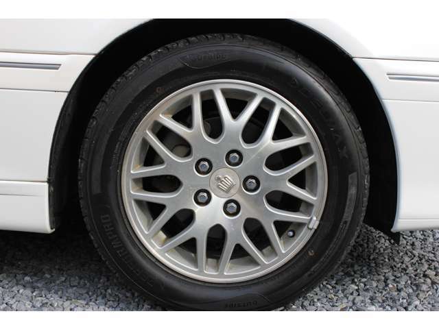 標準装備の 前 215/65R16、 アルミは16インチとなります。