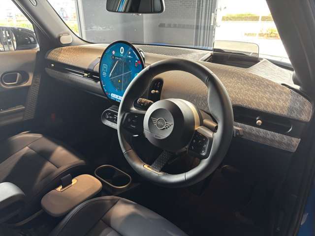 インパネ周りは、MINIの昔ながらのデザインを踏襲しつつ、円形のセンターディスプレイなどが装備され、近代的な仕上がりに！