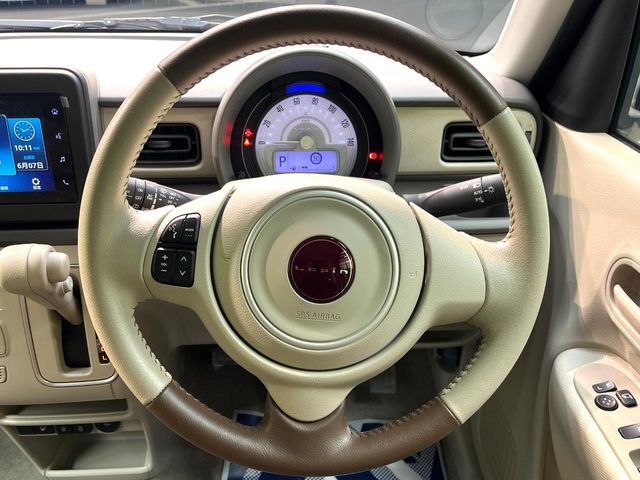 【純正革巻きステアリング】上質な革を使用することで、手にしっかり馴染みとても運転しやすいハンドルです♪
