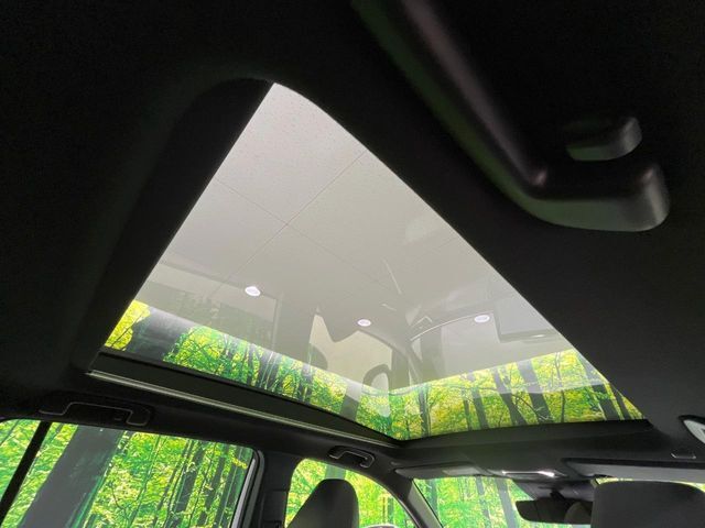 【パノラマルーフ】大型のガラスルーフ搭載で車内の解放感が一気にアップ！開放的なドライブをお楽しみいただけます。
