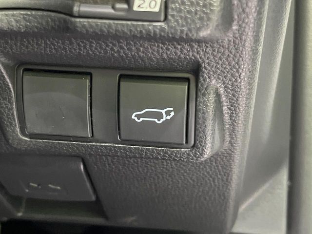 【パワーバックドア】スマートキーや運転席のボタンを押すだけでリアゲートが自動で開閉します！荷物を持っている時や、高い位置にあるバックドアを閉める際に便利な機能です♪