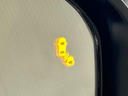 【ブラインドスポットインフォメーション】走行中、ドアミラーの死角になりやすい箇所に後続車が接近するとサイドミラー付近に警告を表示、ドライバーに注意喚起をしてくれます。
