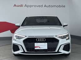 Audiの象徴であるシングルフレームグリルをよりワイドで低くシャープなデザインとすることでワイド＆ローのフォルムを協調しています。