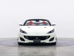 ボディカラーは、Bianco Avus/Neroのツートンボディカラー