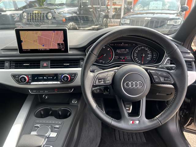 中古車にありがちなステアリングのスレ、シミ等ございません。ご安心ください。