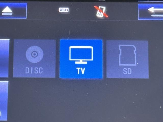 TVが見れるチューナーを装備しています。　新しい車でも付いていないことで、TVが見れない事も多々あるので要チェックです。