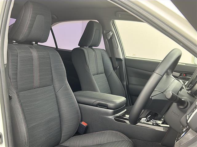 【運転席】座り心地が良いシートなので長時間の運転でも快適にお過ごしいただけます。新品のフロアマットのご注文も可能です。掲載箇所以外にご希望の写真がございましたらお気軽にお問い合わせ下さい。