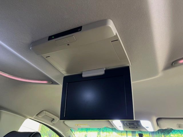 【フリップダウンモニター】大画面モニターで後席でもエンタメをお楽しみいただけます。小さなお子様にも大人気の装備です♪