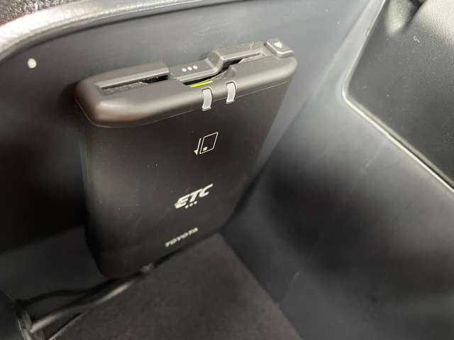 【ETC】有料道路を利用する際に料金所で停止することなく通過できる、ETC車載器（ノンストップ自動料金収受システム機器）が装備されています。セットアップを行うことで利用可能になります。