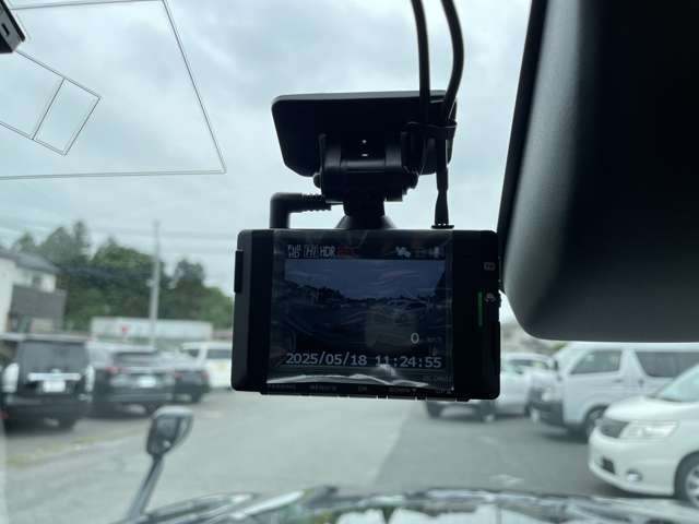 【ドライブレコーダー】映像・音声などの運転中の記録を残します。事故などを起こした起こされた時の証拠になりえますので、もしも時でも安心ですね。