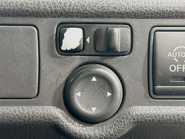 【電動格納ミラー】サイドミラーは電動格納式となっており、狭い駐車場でもキズがつくリスクを抑えられます。