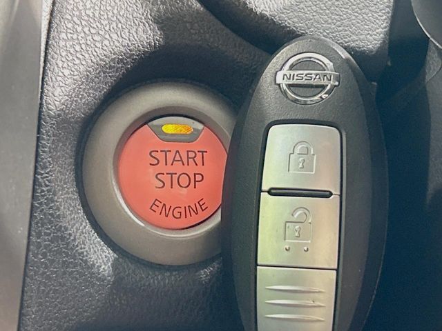 【インテリジェントキー】カバンやポケットに入れたままでもドアの施錠・解錠が可能なスマートキーを装備。エンジンのオン・オフ時もカギを取り出す必要が無いからとっても便利です♪