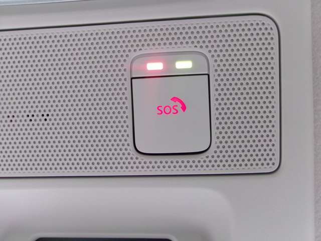 SOSコールは高性能の位置情報、センサー情報とともに専門のオペレーターにつながる。万が一の事故発生時には、エアバック展開と連動し自動通報されます。（別途費用がかかります）