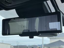 【デジタルインナーミラー】車両後方カメラの映像をミラーに映すことが出来ます。 そのため、後席に人や荷物があって後方が見えづらい場合でもしっかり視界を確保することが出来ます。
