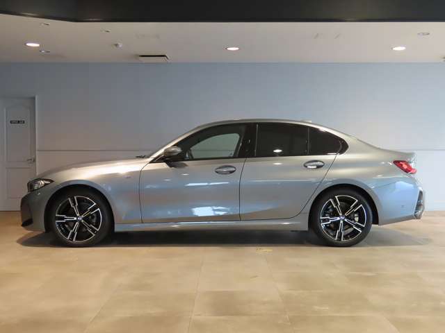 BMW　3シリーズは明快なリヤ・エンドのデザインと精緻なラインによって、その抗いがたい推進力を表現しています