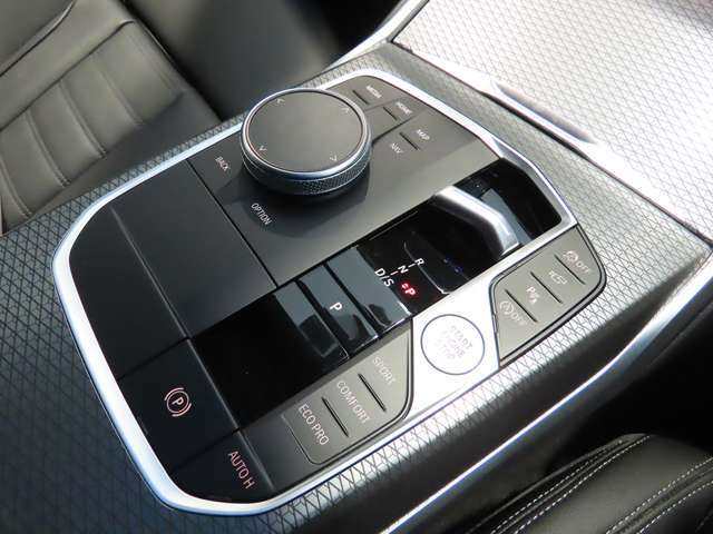 iDriveコントローラー。運転に集中しながら操作可能。