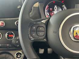 レザーとカーボン調素材のステアリング。