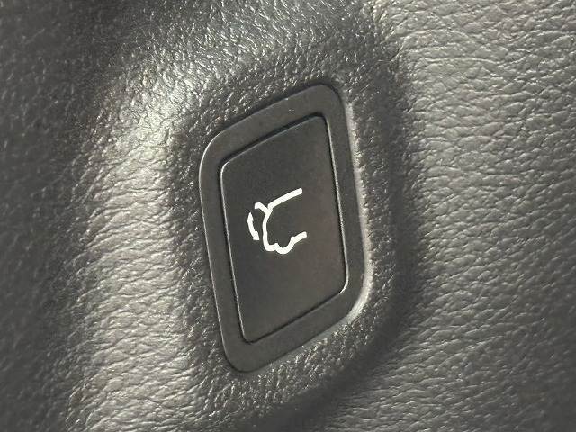【パワーバックドア】荷物を持ちながらでも簡単にリアゲートを開閉できるあればうれしい装備の1つです。