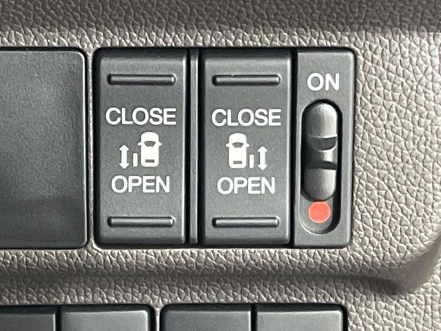 【両側パワースライドドア】スマートキーや運転席のスイッチで後席両側スライドドアの開閉が可能♪電動だから力を入れてドアを開ける必要が無く、小さなお子様でも簡単に開け閉めでき快適です♪