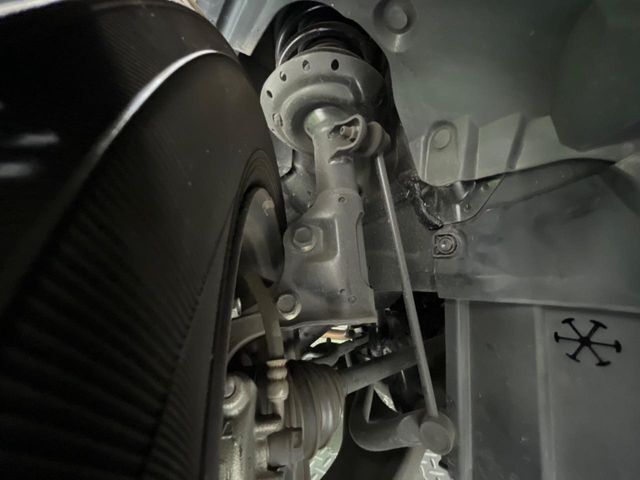 お車を安心してお乗りいただく為には、足回りの定期点検が欠かせません。サービスサポート（有償保証）では無料点検もご提供しており、安心のカーライフをお過ごしいただけるサポート体制が整っています。