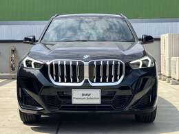 【BMWの伝統】BMWの特徴的な“キドニーグリル”は、80年以上続く伝統の形でございます。変わらないこだわりのデザインが、プレミアムブランド“BMW”を創り出します。