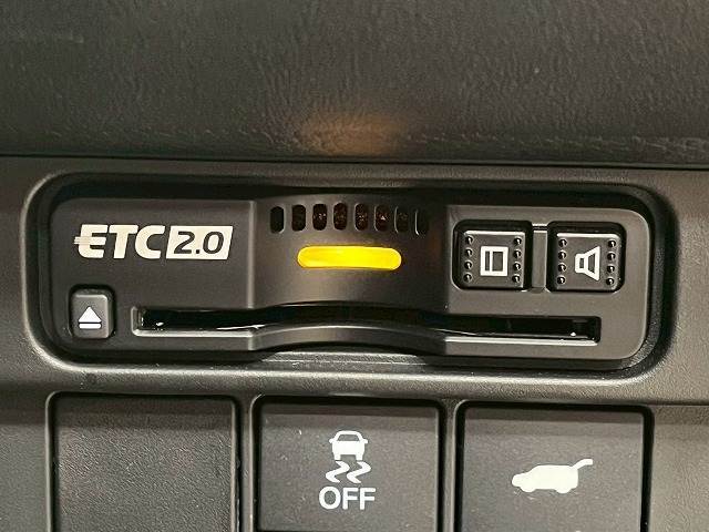 【ETC車載器】を装備しておりますので、ご納車直後からの遠距離ドライブも可能です。土日の利用料金の割引や、朝夕の通行料金を割引料金で高速道路をお楽しみいただけます。