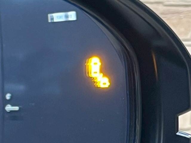 【ブラインドスポットモニター（BSM）】車線変更時に車両後方から来る車両を検知し安全をサポートする装置です。