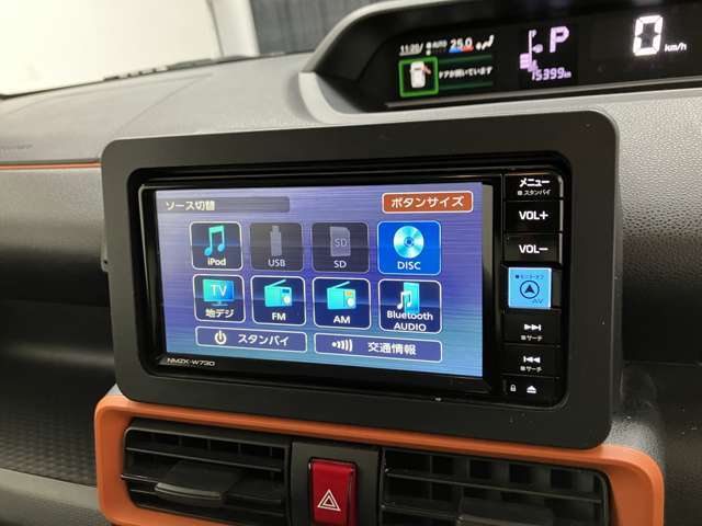 ブルートゥースに接続することにより、スマホに入ったお気に入りの音楽を車内で楽しむことができます♪あると本当に便利な機能になっています！
