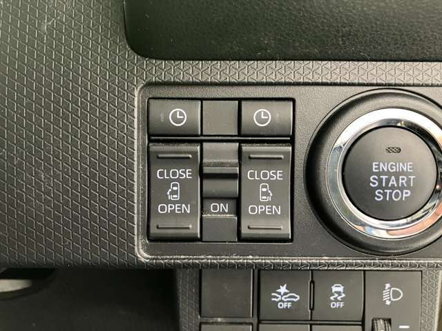 両側パワースライドドアです。両手が荷物でいっぱいの時、どちらからでもドアの開閉がラクラクです♪安全装置も付いているので、お子様の乗り降りも安心の便利機能です。