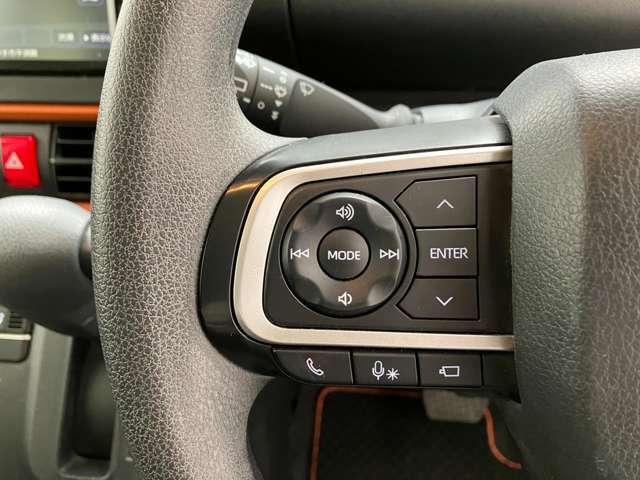 運転中、オーディオの操作をしてて、ハッとしたことはありませんか？ステアリングスイッチは、運転中でもハンドルでオーディオの操作が可能です。安全なドライブをサポートします。