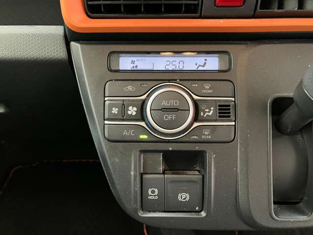 オートエアコンは温度を設定するだけで、自動で風量などを設定してくれます。運転しながら操作も必要ないので、安全性も向上します。