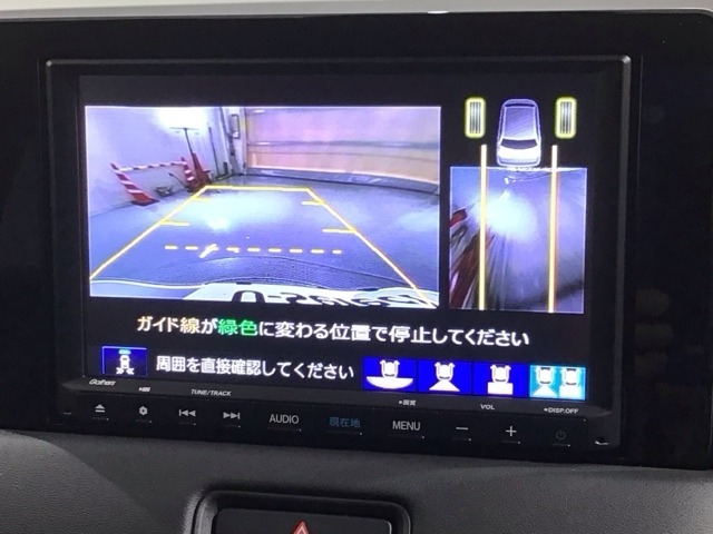 リバースギアに入れるだけで後方の表示へ切り替わります。夜間や雨の日の駐車も楽になりますよ。
