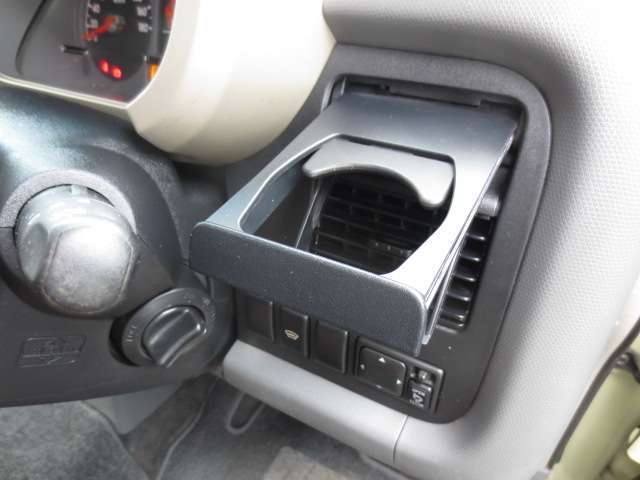 運転席側ドリンクホルダー、引き出し式のものが利用出来ます。