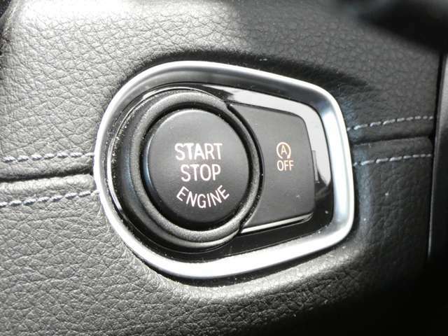 スタート/ストップ・ボタンを押すだけで、エンジン始動/停止を行うことができるスマートキーシステム「コンフォートアクセス」付！