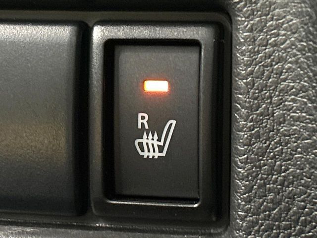 【シートヒーター】寒い日に重宝するシートヒーター！エアコンより早く温まってくれるので寒がりの人も安心ですね♪エアコンの温風は乾燥するから苦手、という方にもをおすすめです。