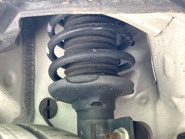 お車を安心してお乗りいただく為には、足回りの定期点検が欠かせません。サービスサポート（有償保証）では無料点検もご提供しており、安心のカーライフをお過ごしいただけるサポート体制が整っています。